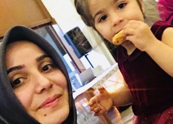 Tutuklu polis eşini toprağa verdi, kızını teselli etti, cezaevine döndü…